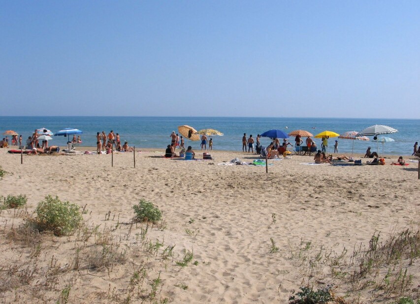 Pineto, volná pláž na okraji letoviska