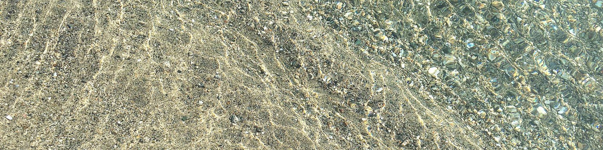 Marina di Sibari, vstup do moře je pozvolný, s pískem a drobnými kamínky