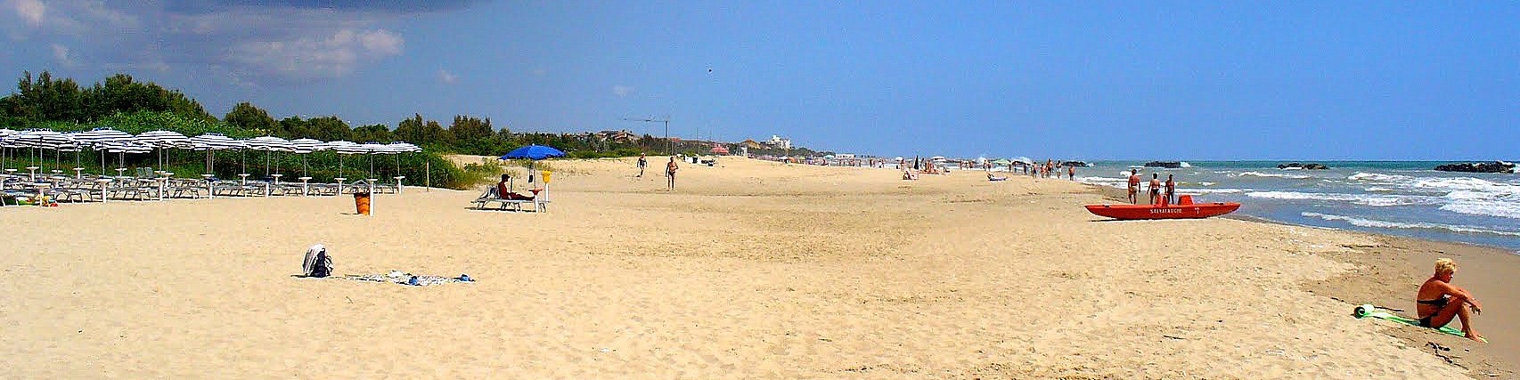 Pláž mezi centrem Martinsicuro a jeho menší částí Villa Rosa