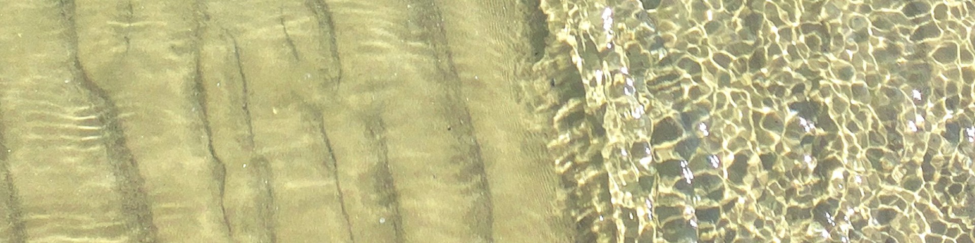 Cupra Marittima, písčitý podklad v moři