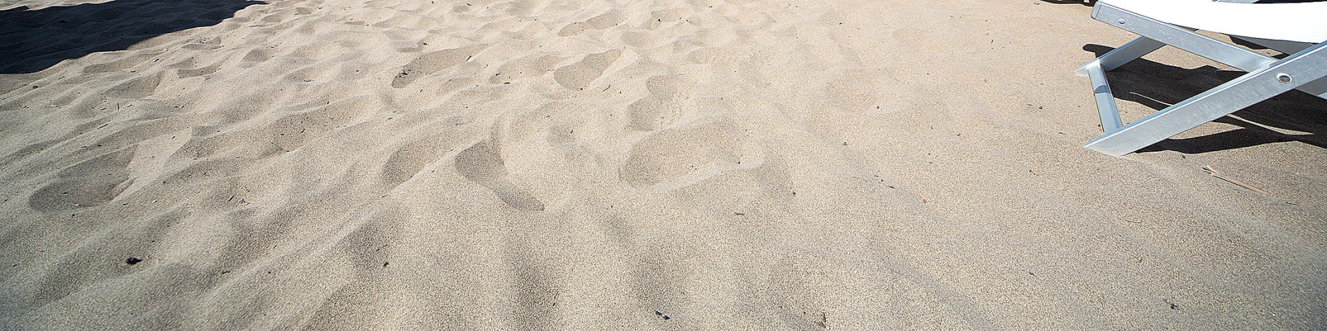 Paestum, typ pláže, jemný nažloutlý i našedlý písek